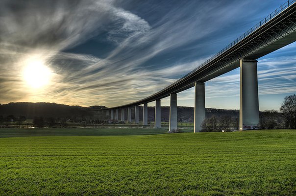 Мост «Mintarder Ruhrtalbrücke» в Мюльхайм-на-Руре в долине Рура, соединяющей города Дюссельдорф и Эссен через автомагистрали.