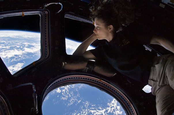Автопортрет Трейси Колдвэл рядом с иллюминатором Купола Международной космической станции, во время вахты 24-го экипажа.