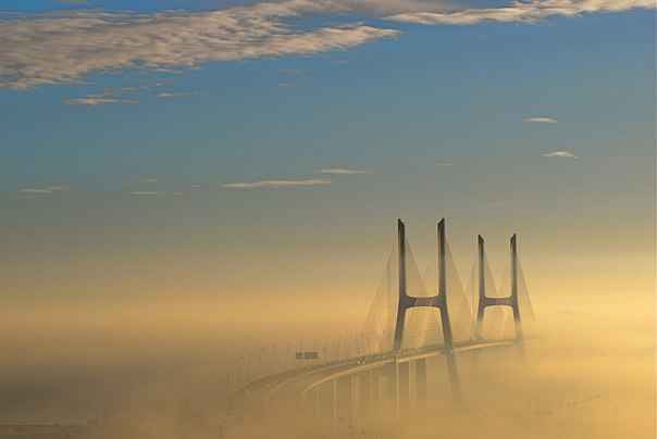 Слияние в тумане — мост Васко да Гама, Лиссабон, Португалия.