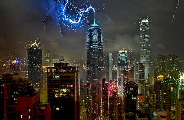 Молния ударяет в антенну здания в Гонконге во время шторма.
