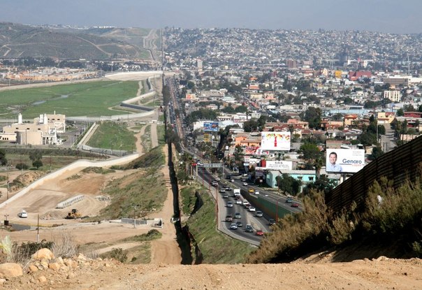 Государственная граница между США и Мексикой.