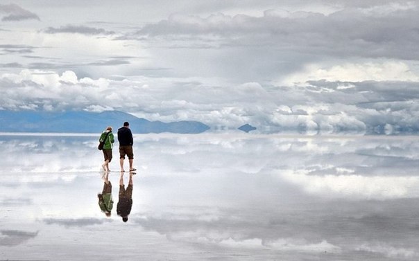 На юге пустынной равнины Альтиплано на высоте около 3650 м над уровнем моря, находится высохшее соляное озеро - Салар де Юни. В сезон дождей солончак покрывается тонким слоем воды и превращается в огромное зеркало.