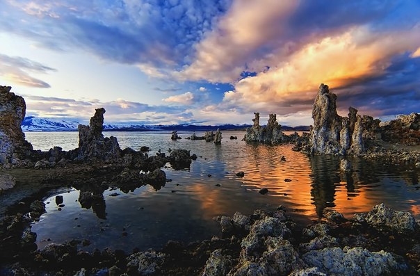Моно — солёное озеро в Калифорнии, США.