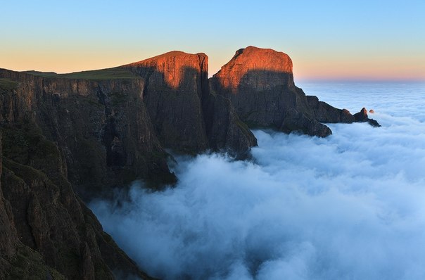 Драконовы горы — горная система, расположенная на территории ЮАР, Лесото и Свазиленда.