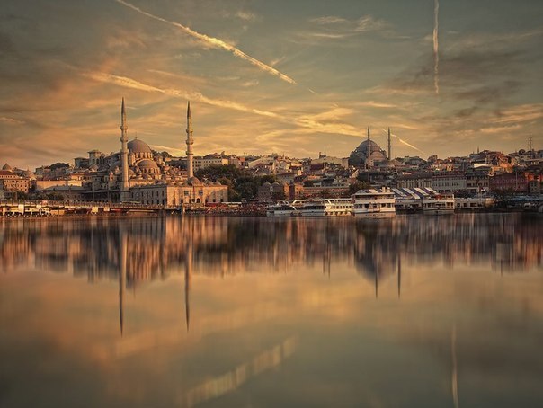 Стамбул расположен на северо-западе Турции на обоих берегах пролива Босфор и с юга — на берегу Мраморного моря.
