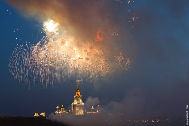 Праздничный салют, посвященный 68-й годовщине победы в Великой Отечественной войне, на Воробьевых горах в Москве. 