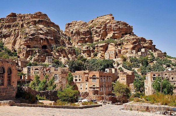 Йемен — государство, расположенное на юге Аравийского полуострова в Юго-Западной Азии. Название страны «аль-йаман» может быть переведено с арабского языка как «правая сторона» или «счастье», «благоденствие». Йемен — один из древнейших очагов цивилизации.