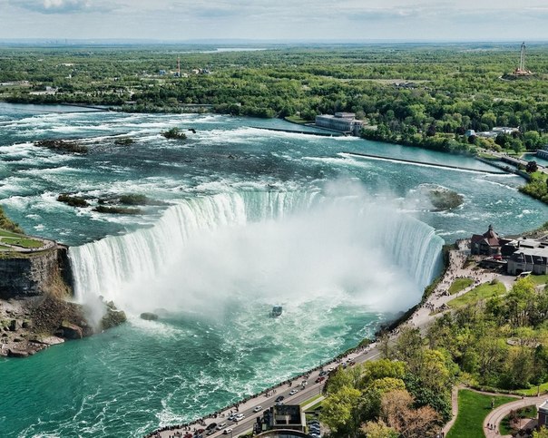 Ниагарский водопад — комплекс водопадов на реке Ниагара, отделяющей американский штат Нью-Йорк от канадской провинции Онтарио.