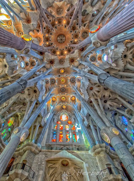 Восхитительный вид изнутри в Храме Святого Семейства (полное название: Искупительный храм Святого Семейства, кат Temple Expiatori de la Sagrada Família), Барселона, Испания.