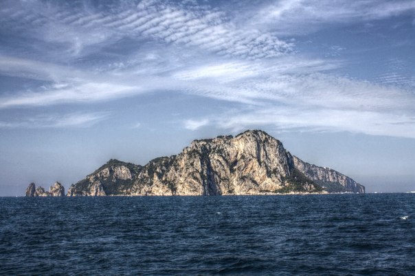 Капри — остров в Тирренском море (часть Средиземного моря), входит в состав итальянской провинции Неаполь в регионе Кампания.