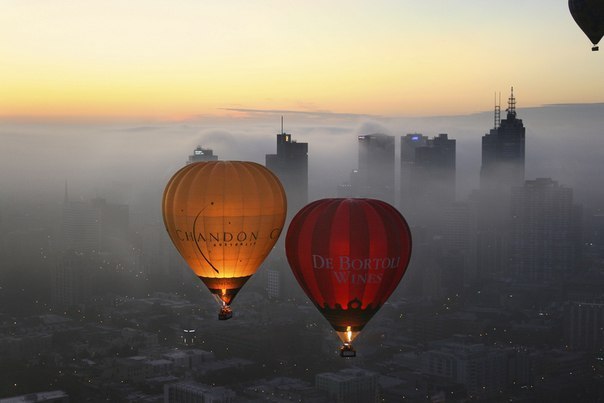 Воздушные шары над туманным Мельбурном, Австралия.