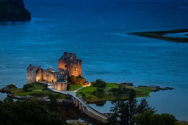 Замок Эйлен-Донан. Расположенный на скалистом острове, лежащем во фьорде Лох-Дуйх в Шотландии.