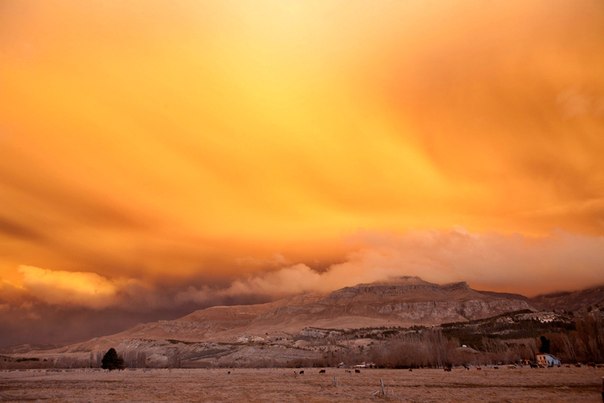 Вид на облако пепла на закате у горнолыжного курорта Сан-Мартин-де-Лос-Андес, Неукен, Аргентина. 