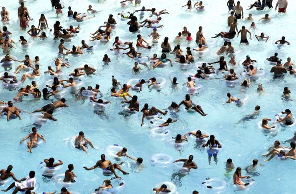 Общественный бассейн в Мэдисон-Хайтс, штат Мичиган, США. 