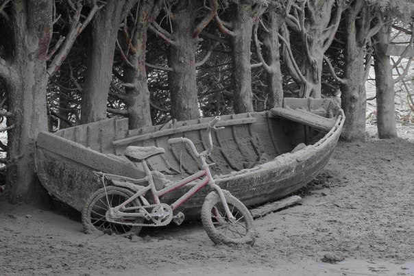 Покрытая пеплом лодка и велосипед, провинция Рио-Негро, Аргентина. 