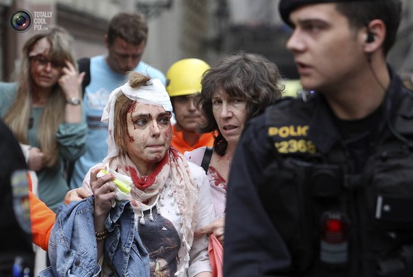 Раненные люди покидают место, где прогремел взрыв, в Праге, Чехия.