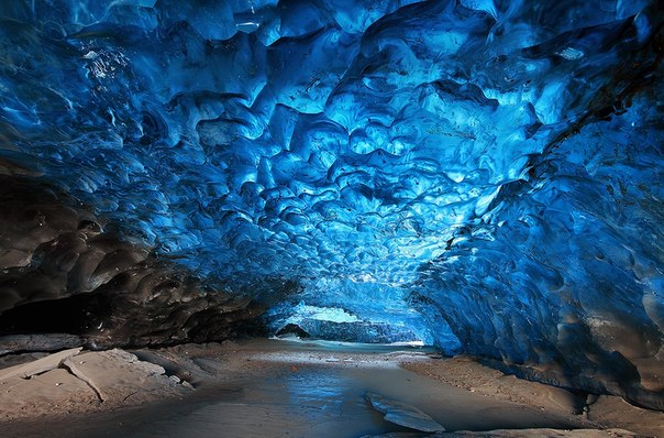Ледяная пещера в Национальном парке Скафтафетль, Исландия.