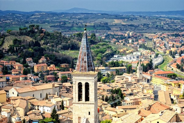 Сполето — город в итальянской провинции Перуджа, в 95 км от Рима, на реке Мареджии.