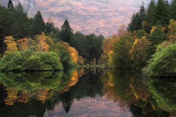 Путешествуя по Шотландии этой осенью, 46-летний фотограф-любитель Роджер Меррифилд (Roger Merrifield) решил сосредоточить свое внимание на озерах, которыми так богат край. Гладкая поверхность воды прекрасно отражает окрестный пейзаж, создавая иллюзию параллельных миров. По словам Меррифилда, его гипнотические фотографии требовали немало терпения, ведь подходящие погодные условия без туманов, дождей и сильных ветров бывают на Туманном Альбионе редко.