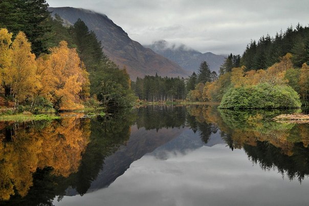 Путешествуя по Шотландии этой осенью, 46-летний фотограф-любитель Роджер Меррифилд (Roger Merrifield) решил сосредоточить свое внимание на озерах, которыми так богат край. Гладкая поверхность воды прекрасно отражает окрестный пейзаж, создавая иллюзию параллельных миров. По словам Меррифилда, его гипнотические фотографии требовали немало терпения, ведь подходящие погодные условия без туманов, дождей и сильных ветров бывают на Туманном Альбионе редко.