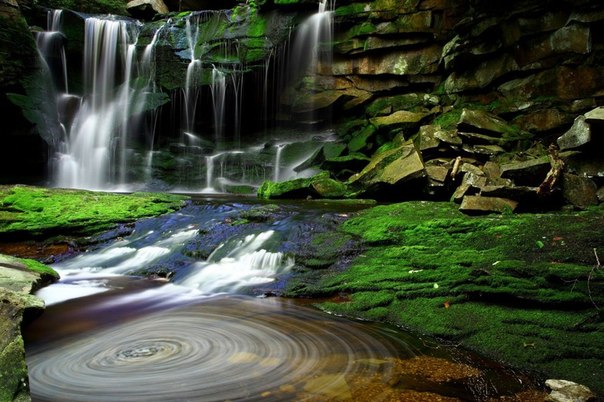 Красивый водопад в горах Западной Вирджинии.