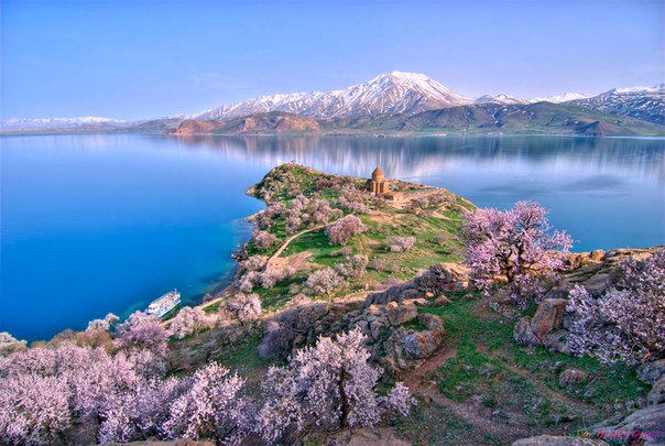 Армянский собор св. Креста, остров Ахтамар, озеро Ван, Турция