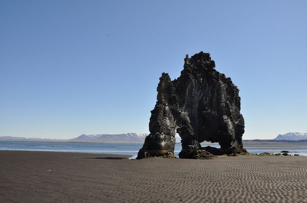 Скала-динозавр в Исландии