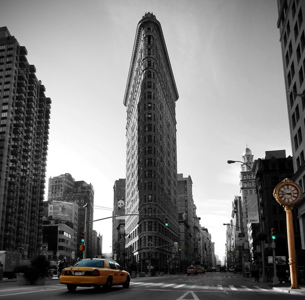 «Флэтайрон-билдинг» — небоскрёб на Манхэттене, в Нью-Йорке, расположенный на месте соединения Бродвея, Пятой авеню и 23-й Восточной улицы. Название переводится с английского как «Утюг» из-за его формы, напоминающей утюг.