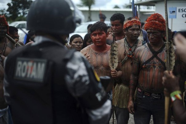 Индейцы пытаются помешать строительству плотины Belo Monte в муниципалитете Витория-ду-Шингу в Бразилии.