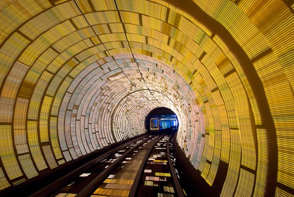 Подземный тоннель метро между районами Пудун и Бунд Шанхая, Китай.