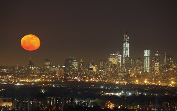 Полная Луна восходит над Нью-Йорком, США.