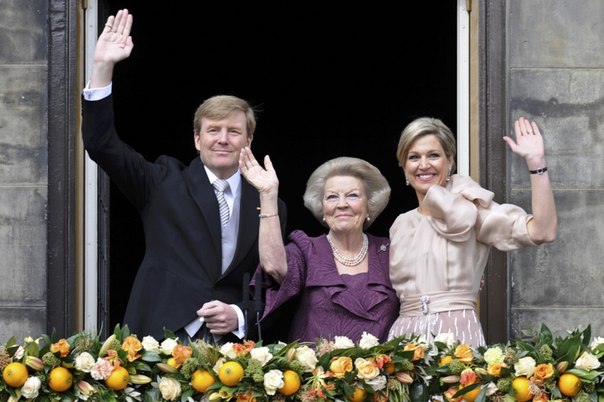 Принцесса Нидерландов Беатрикс, её сын, король Виллем-Александр, и его супруга, королева Максима, стоят на балконе Королевского дворца в Амстердаме.