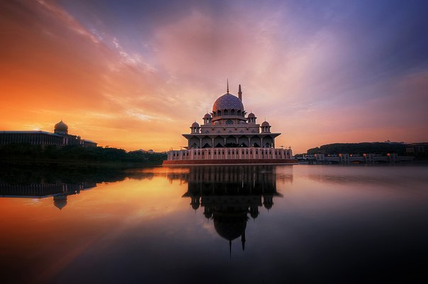 Мечеть на воде в городе Путраджая в пригороде Куала-Лумпур, Малайзия.