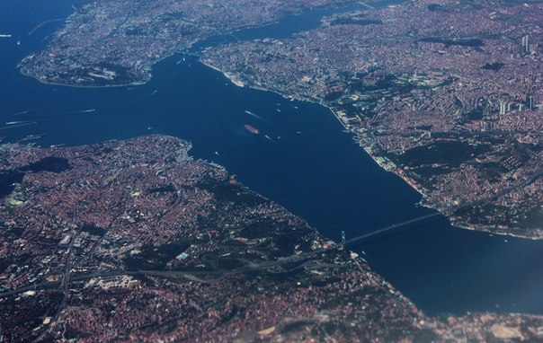 Стамбул— крупнейший город Турции и один из самых больших городов мира, морской порт. Бывшая столица Римской, Византийской, Латинской и Османской империй. Расположен на берегах пролива Босфор.