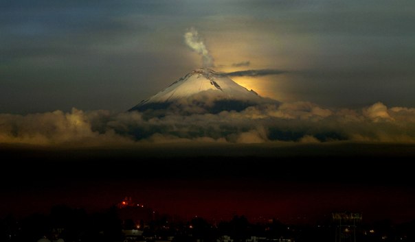 Попокатепетль — действующий вулкан в Мексике. Название происходит от двух слов на языке науатль: попока — «дымящийся» и тепетль — «холм», то есть Дымящийся холм.