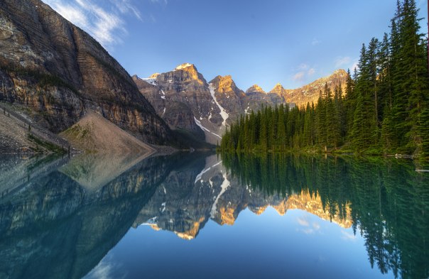 Озеро Морейн — ледниковое озеро в Национальном парке Банф, в 14 км от деревни Лейк-Луиз, Альберта, Канада. Находится в долине Десяти пиков на высоте примерно 1885 м.