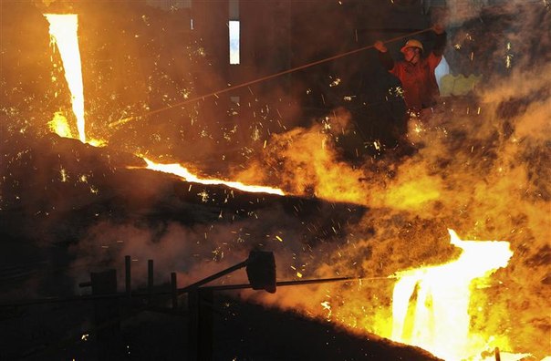Сталевар работает на заводе в городе Далянь, Китай.