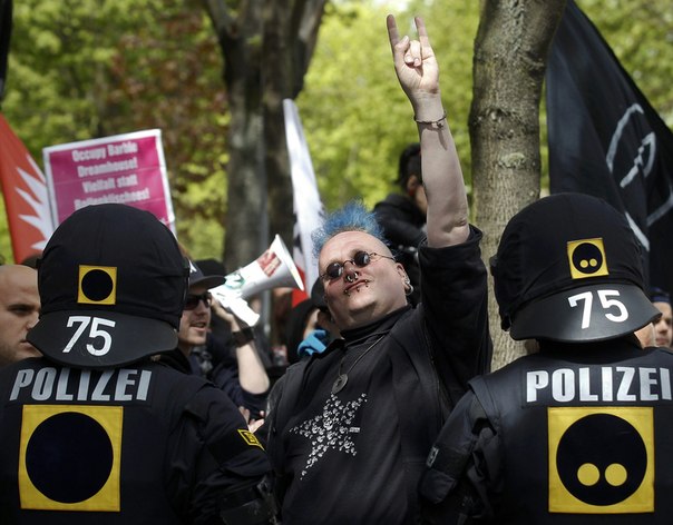 Полиция наблюдает за демонстрантами в День международной солидарности трудящихся в Берлине.