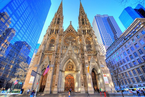 Собор Св. Патрика — самый большой, построенный в неоготическом стиле, католический храм США. Находится рядом с Рокфеллер-центром в Нью-Йорке.