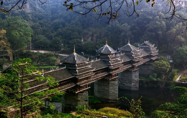 Мост Ченьян, известный также как Мост дождя и ветра, район Гуанси Чжуан, Китай - один из самых красивых и уникальных мостов мира