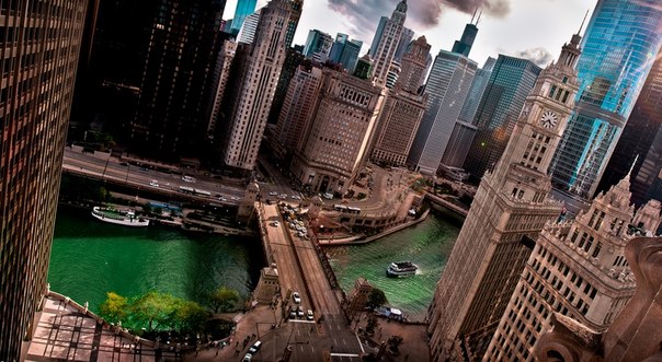 Река Чикаго в День святого Патрика окрашивается в зелёный цвет.