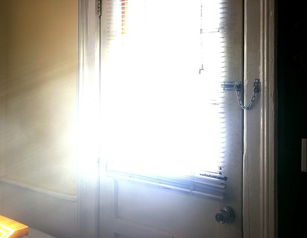 Главный герой всех фотографий Александера Хардинга (Alexander Harding) – дневной свет. Фиксируя солнечные лучи, попадающие в окна, отражающиеся от зеркал, видимые в пыли или тумане, автор исследует свойства и формы самого света, а также его взаимосвязи с нашим собственным физическим и эмоциональным состоянием.