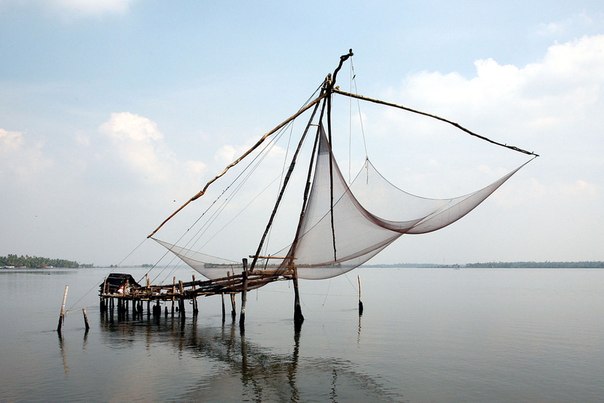 Китайская рыболовная сеть около Кочина, Индия.