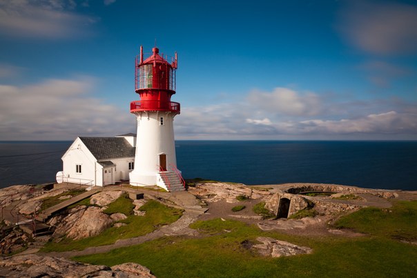 Линдеснес — береговой маяк, расположенный на крайней южной точке континентальной Норвегии. Это также самый старый из сохранившихся маяков Норвегии.