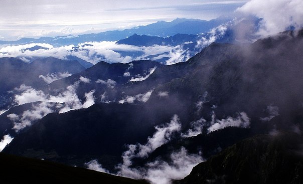 Гималаи — высочайшая горная система земного шара, находится в Азии (Индия, Непал, Китай, Пакистан, Бутан).