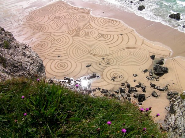 Tony Plant преображает песчаные английские пляжи обычными граблями и собственной фантазией в необычные арт-объекты. Красота эта, однако, очень мимолетная и быстро смывается волнами.