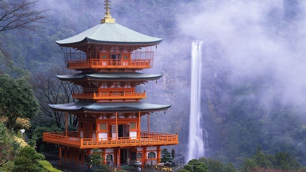 Водопад Нати и храм Сэйганто-дзи, Япония.