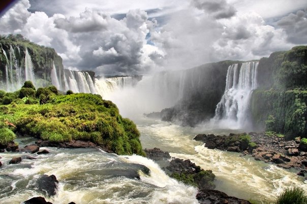 Игуасу — комплекс водопадов на реке Игуасу, расположенный на границе Бразилии (штат Парана) и Аргентины (провинция Мисьонес).