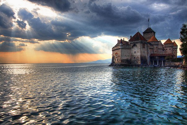 Замок Шийон, известный в русскоязычной литературе как Шильонский замок, расположен на Швейцарской Ривьере, у кромки Женевского озера, в 3 км от города Монтрё. Замок представляет собой комплекс из 25 элементов разного времени постройки.