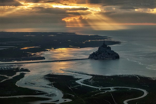 Мон-Сен-Мишель — небольшой скалистый остров, превращённый в остров-крепость, на северо-западном побережье Франции.